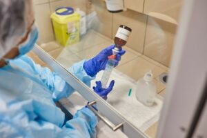 Steriles Anmischen eines Hochpreisers in der spezialisierten Schwerpunktapotheke.